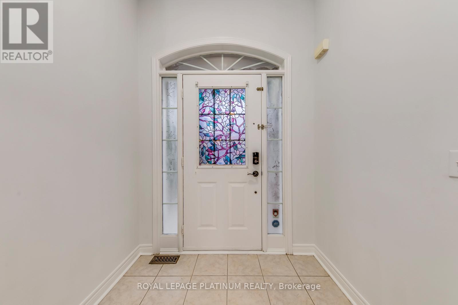 5644 Longboat Avenue, Mississauga, Ontario  L5M 7E8 - Photo 3 - W12519844