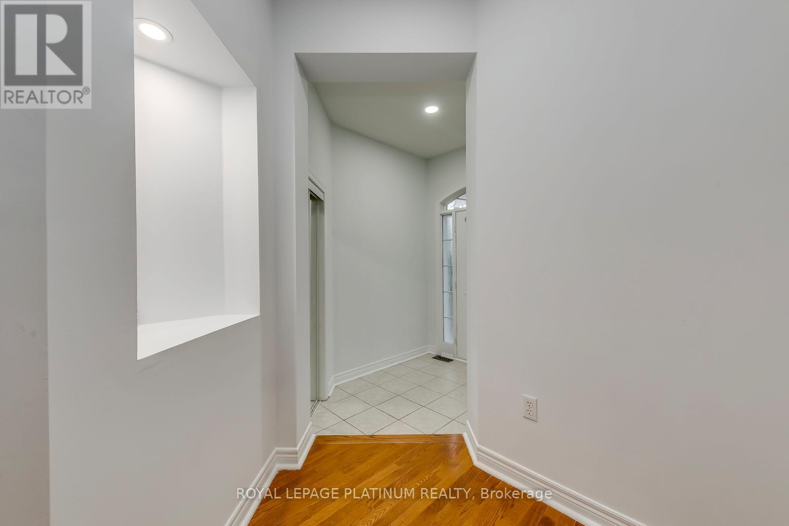 5644 Longboat Avenue, Mississauga, Ontario  L5M 7E8 - Photo 4 - W12519844