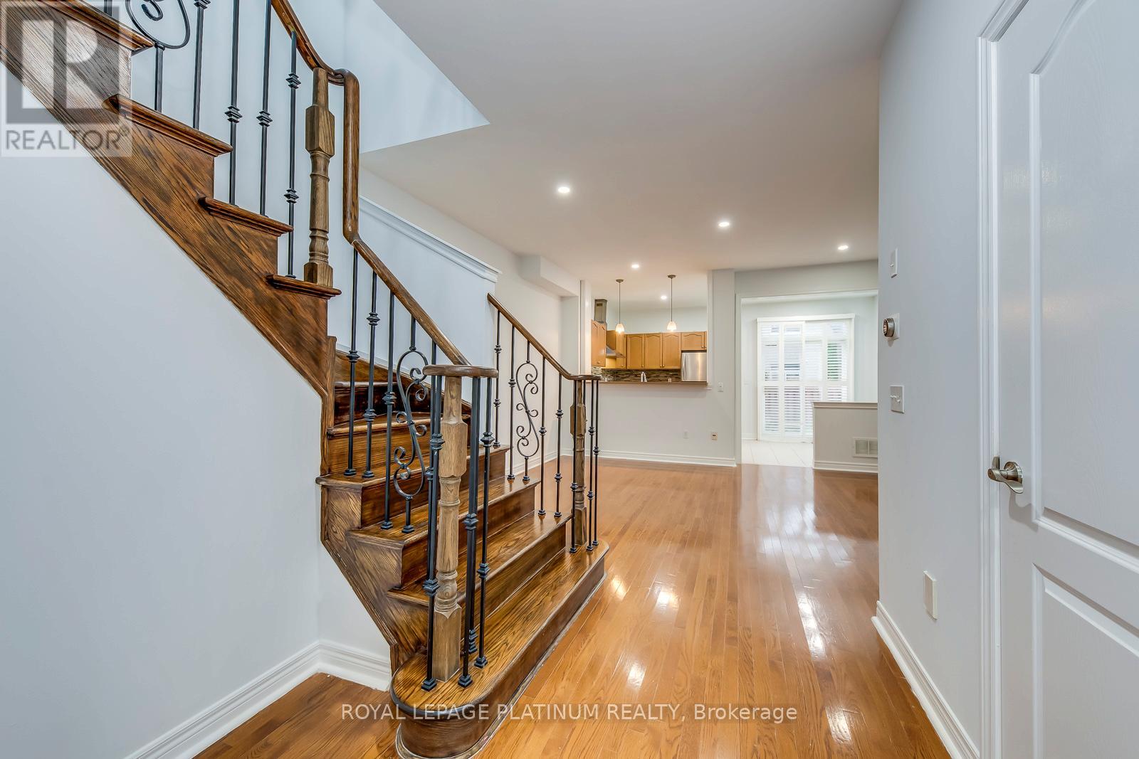 5644 Longboat Avenue, Mississauga, Ontario  L5M 7E8 - Photo 5 - W12519844