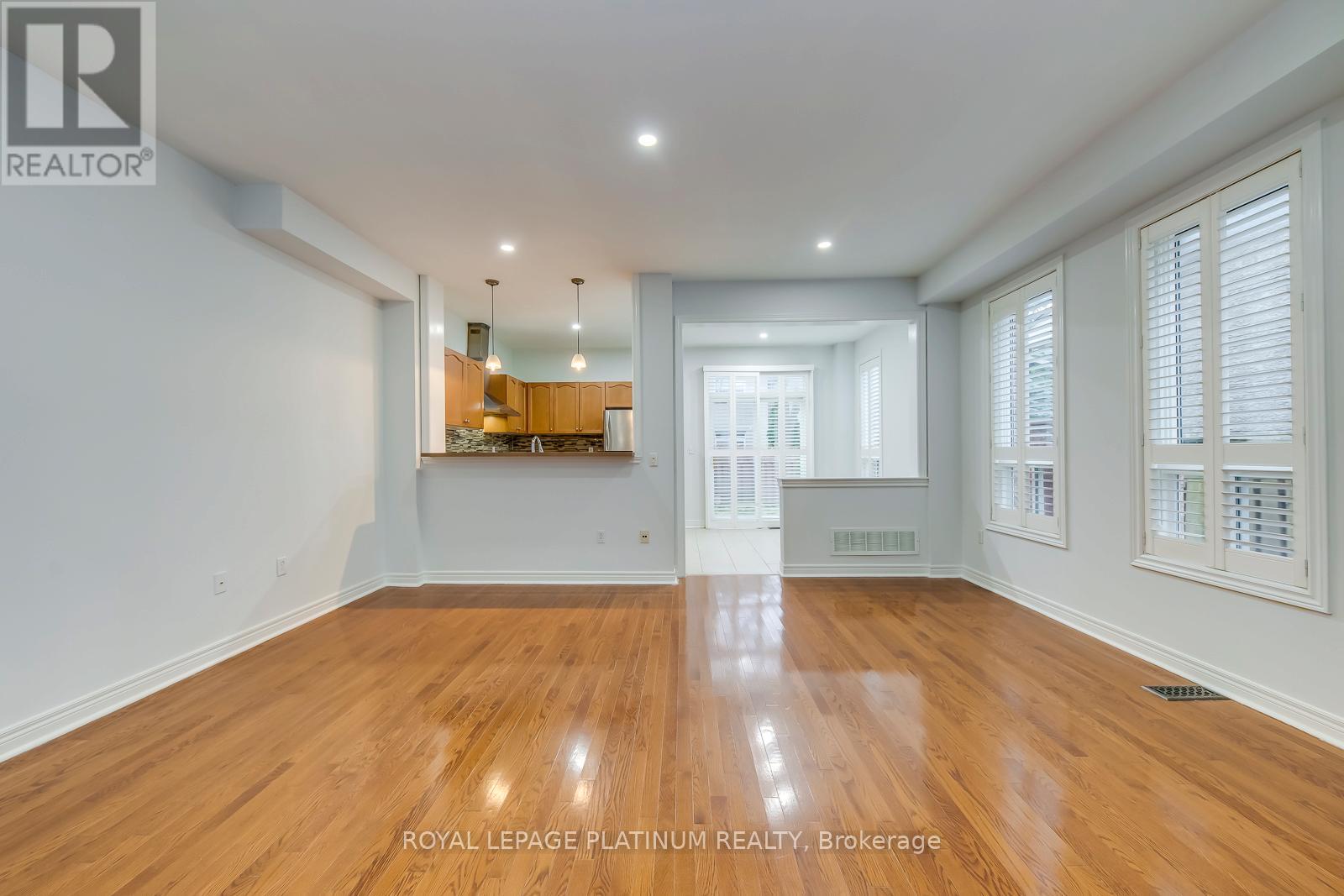 5644 Longboat Avenue, Mississauga, Ontario  L5M 7E8 - Photo 6 - W12519844