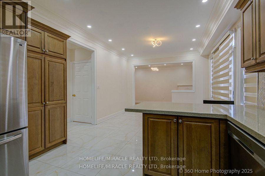 55 Lyndbrook Crescent, Brampton, Ontario  L6P 2N9 - Photo 10 - W12519876