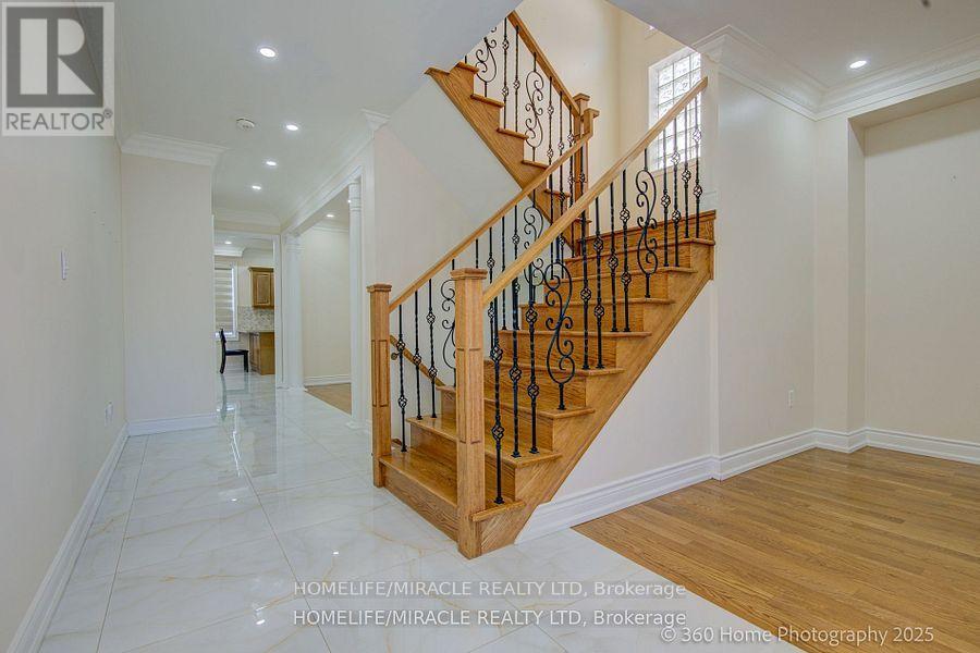 55 Lyndbrook Crescent, Brampton, Ontario  L6P 2N9 - Photo 3 - W12519876