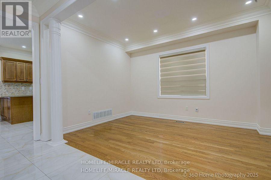 55 Lyndbrook Crescent, Brampton, Ontario  L6P 2N9 - Photo 4 - W12519876