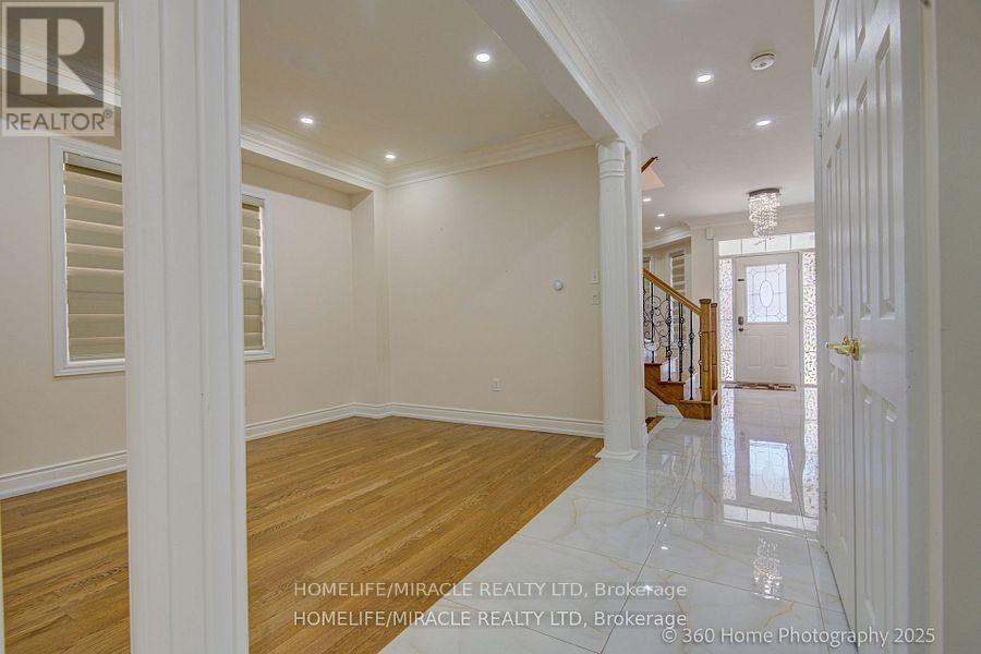 55 Lyndbrook Crescent, Brampton, Ontario  L6P 2N9 - Photo 5 - W12519876