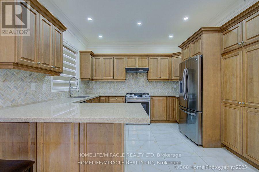 55 Lyndbrook Crescent, Brampton, Ontario  L6P 2N9 - Photo 8 - W12519876