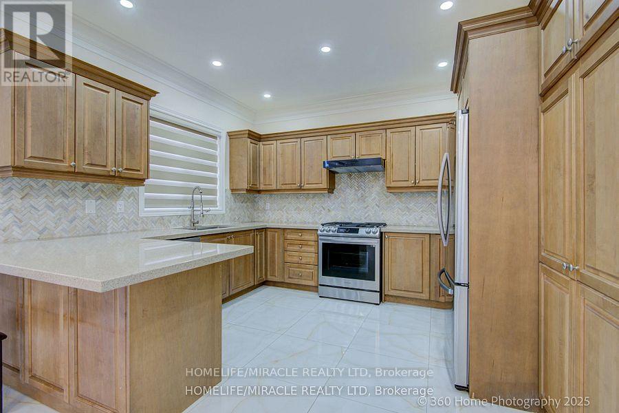 55 Lyndbrook Crescent, Brampton, Ontario  L6P 2N9 - Photo 9 - W12519876