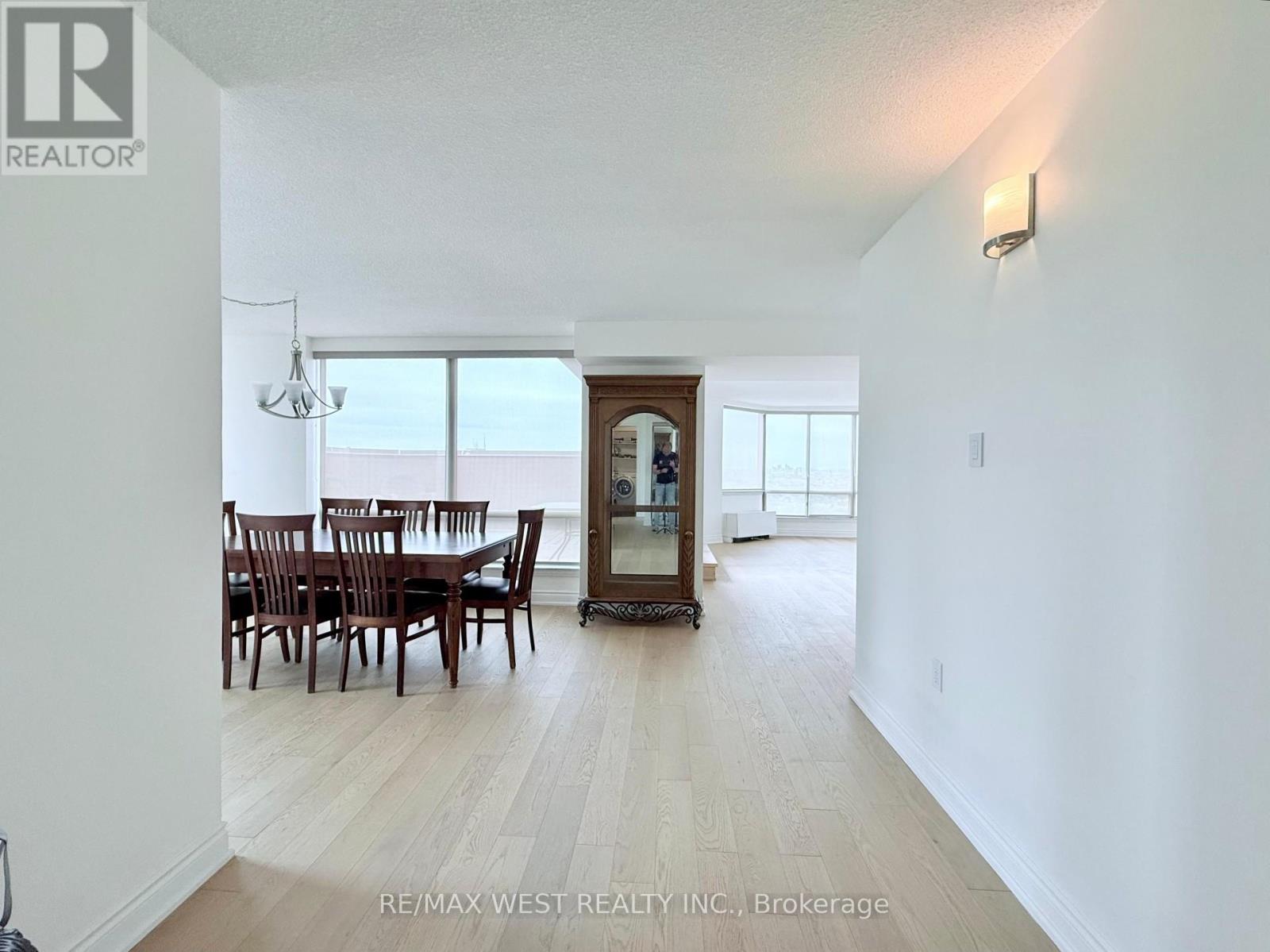 Uph1 - 25 Fairview Road W, Mississauga, Ontario L5B 3Y8 - Photo 2 - W12519902