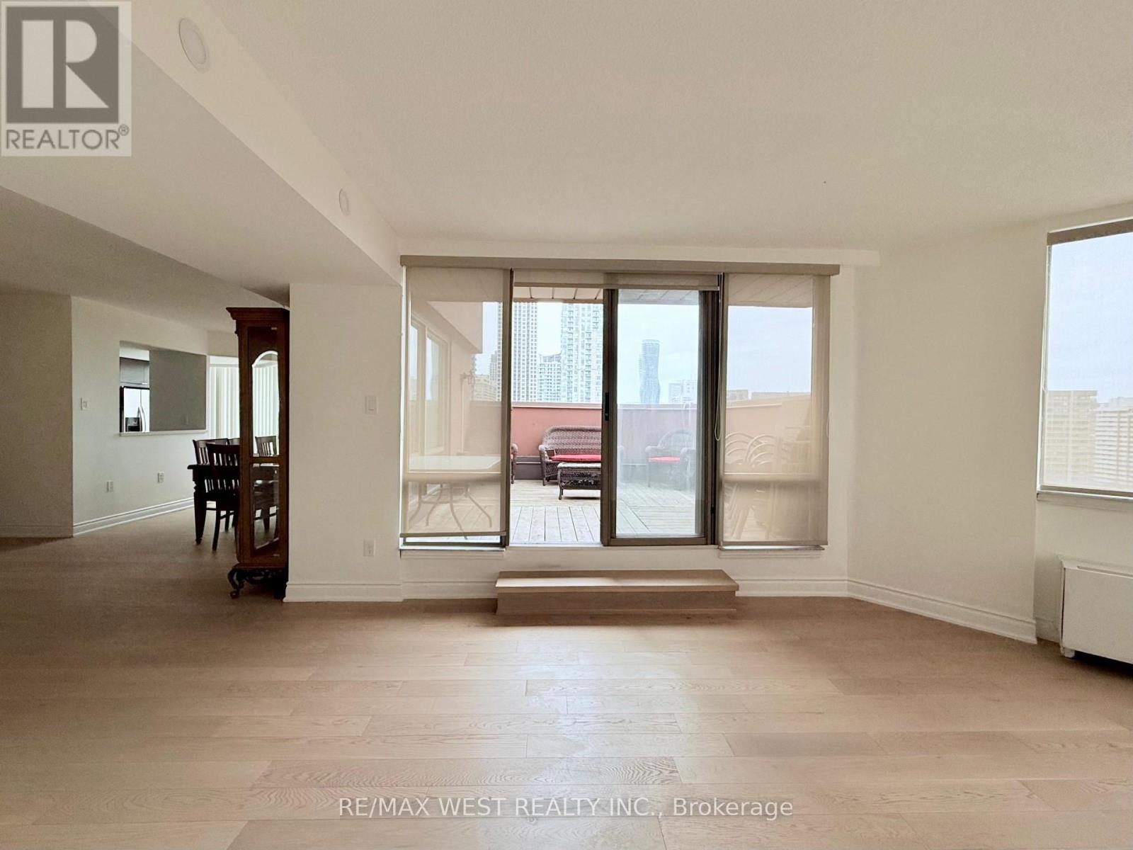 Uph1 - 25 Fairview Road W, Mississauga, Ontario L5B 3Y8 - Photo 8 - W12519902