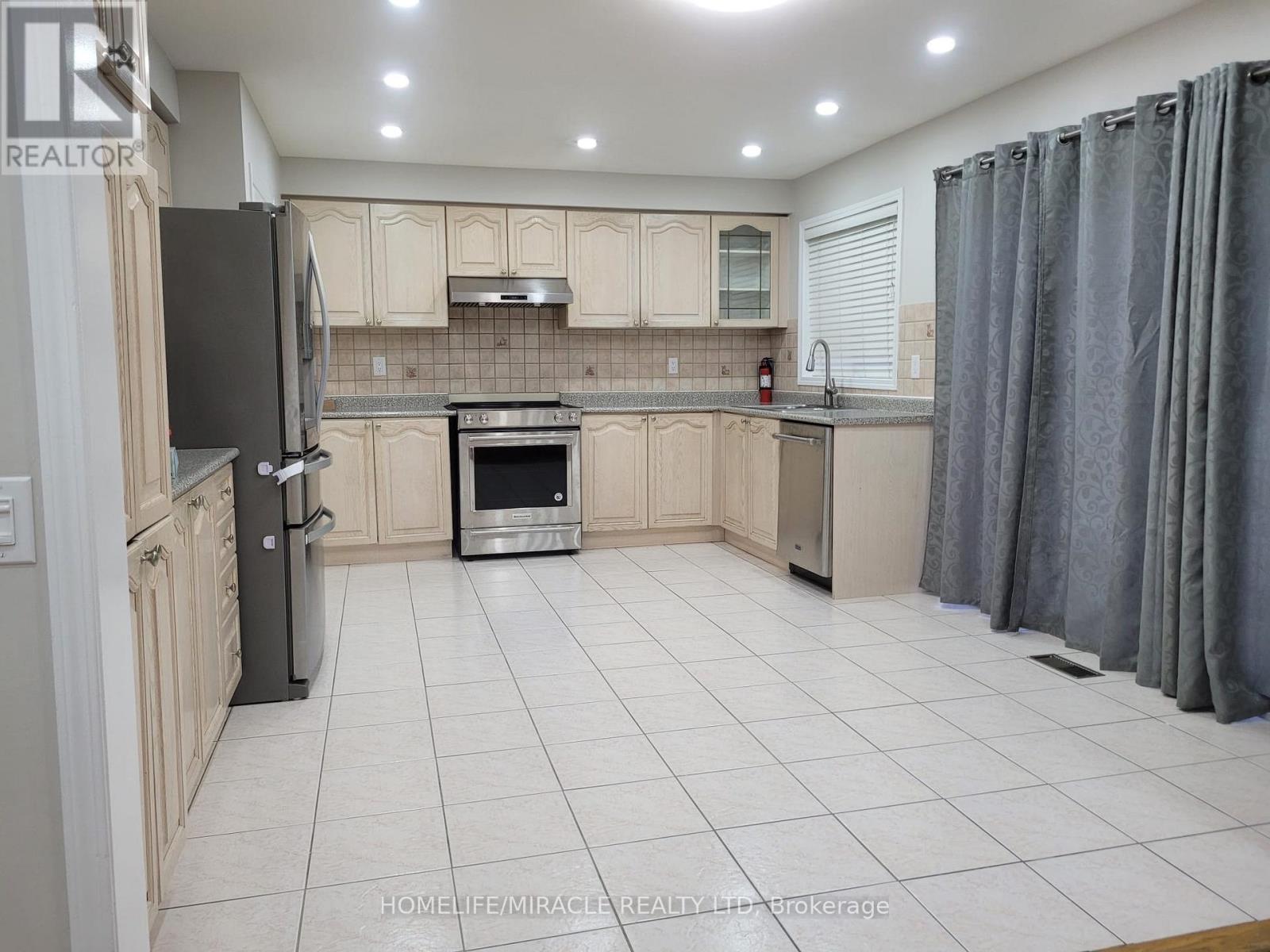 20 Bowsfield Drive, Brampton, Ontario  L6P 1A6 - Photo 2 - W12519986