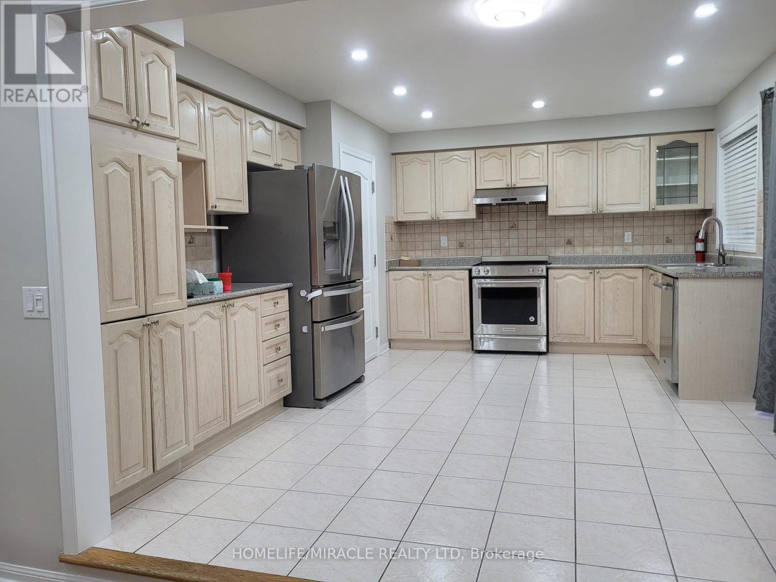 20 Bowsfield Drive, Brampton, Ontario  L6P 1A6 - Photo 3 - W12519986