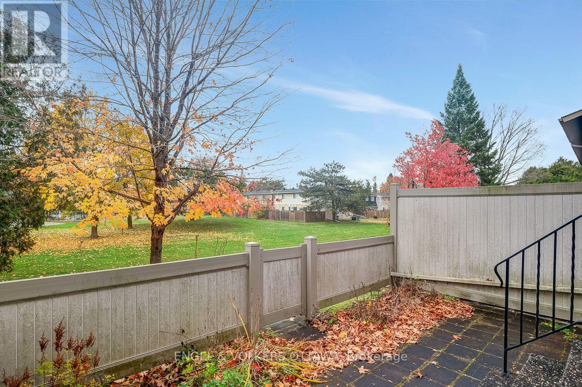 68 - 1947 Stonehenge Crescent, Ottawa, Ontario  K1B 4N7 - Photo 29 - X12519998