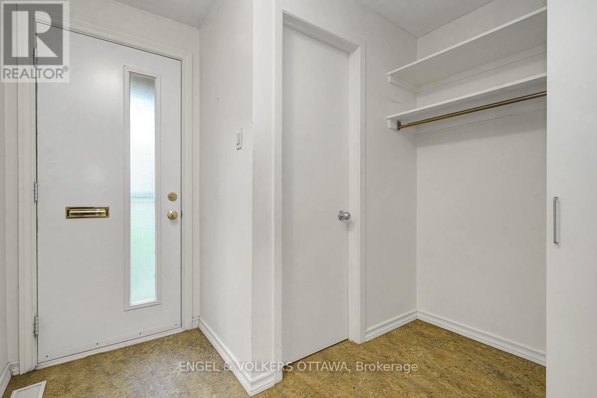 68 - 1947 Stonehenge Crescent, Ottawa, Ontario  K1B 4N7 - Photo 3 - X12519998