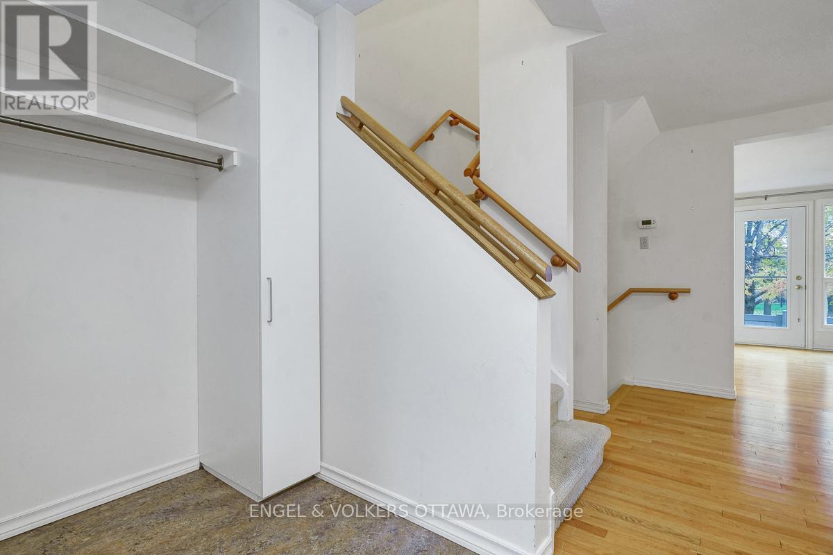 68 - 1947 Stonehenge Crescent, Ottawa, Ontario  K1B 4N7 - Photo 4 - X12519998