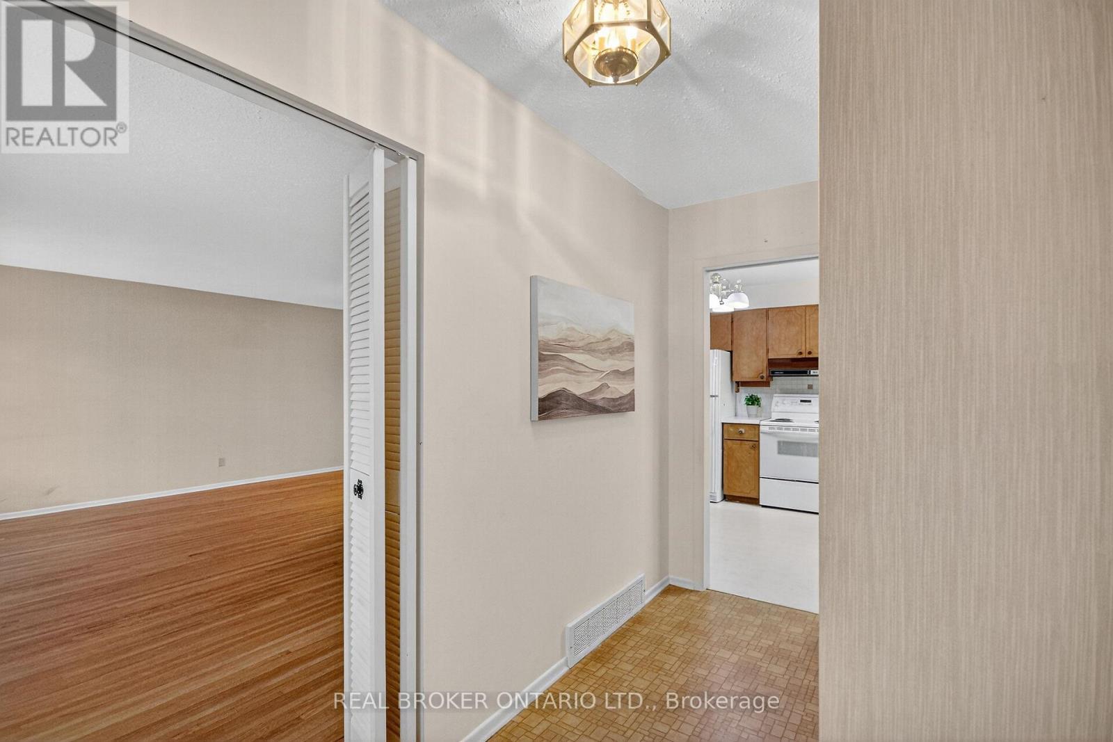 89 Country Lane W, Ottawa, Ontario  K2L 1J4 - Photo 4 - X12520000