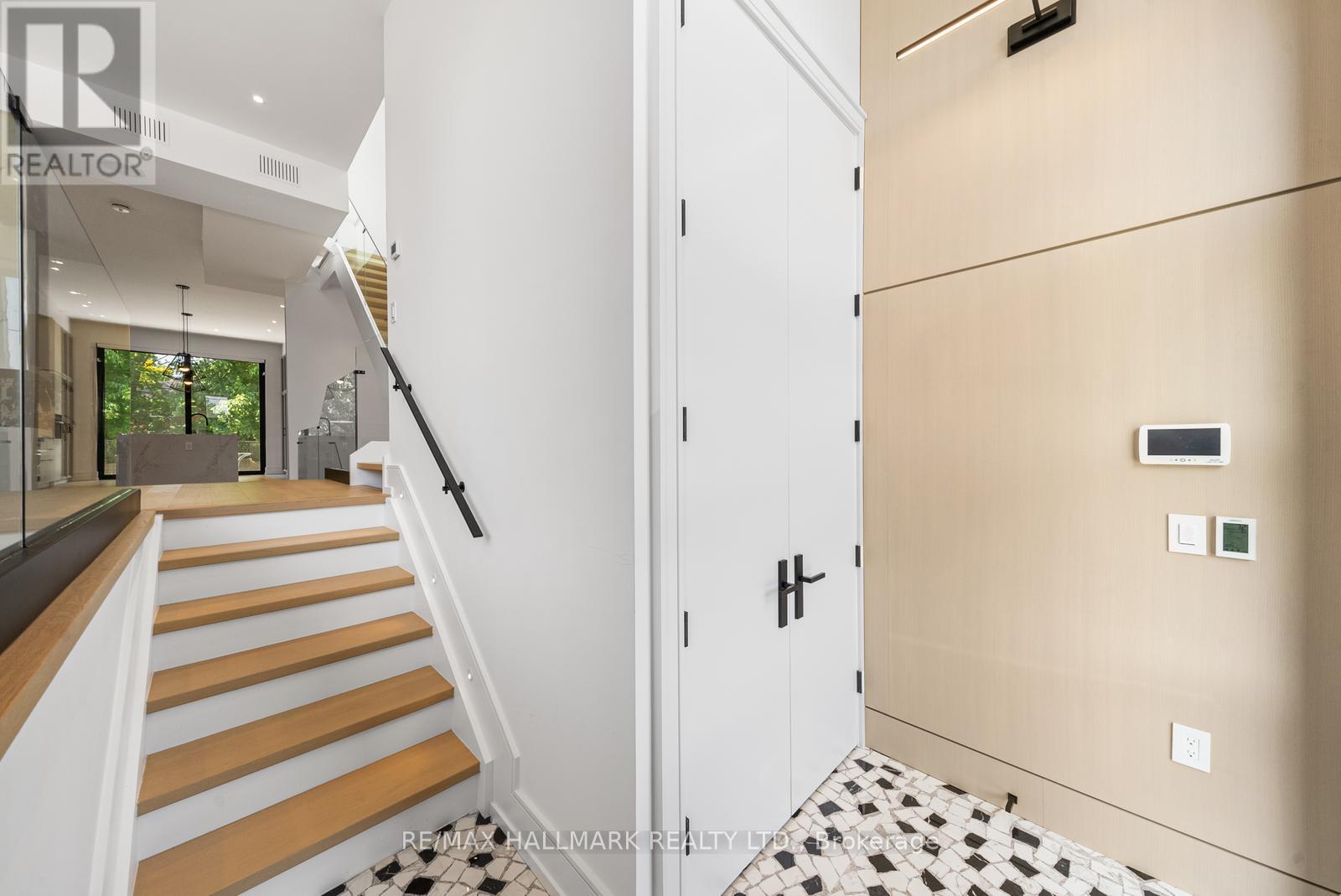 22 Divadale Drive, Toronto, Ontario  M4G 2N9 - Photo 2 - C12513372