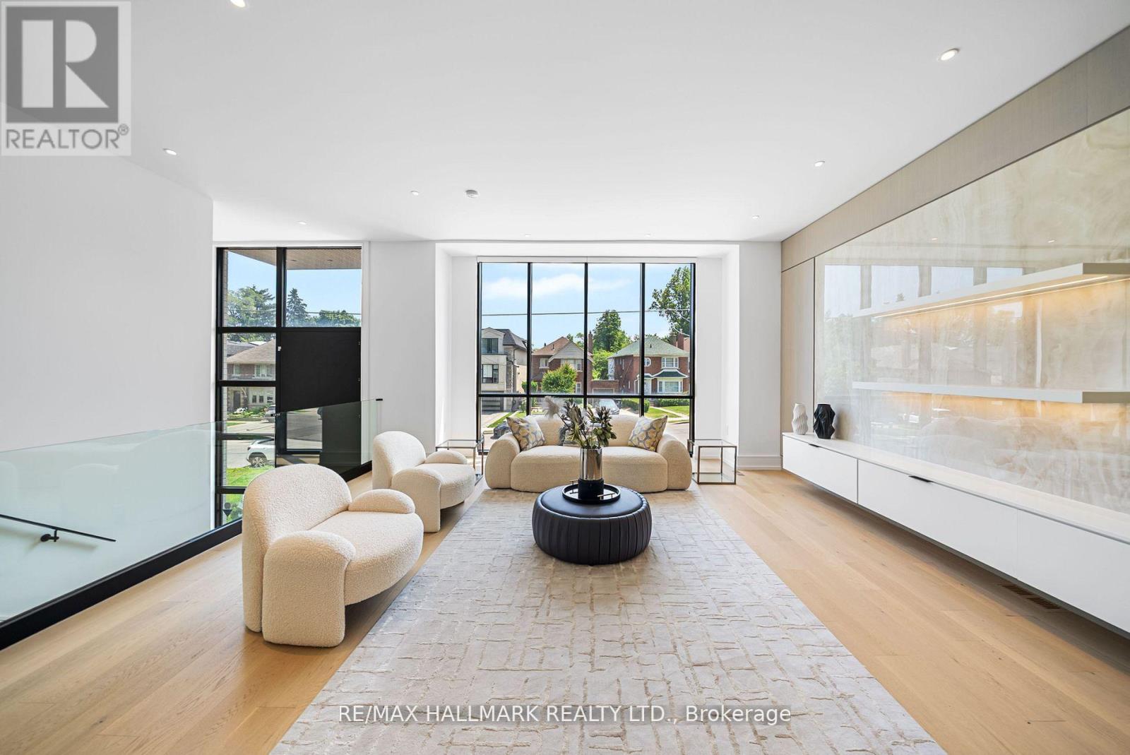 22 Divadale Drive, Toronto, Ontario  M4G 2N9 - Photo 3 - C12513372