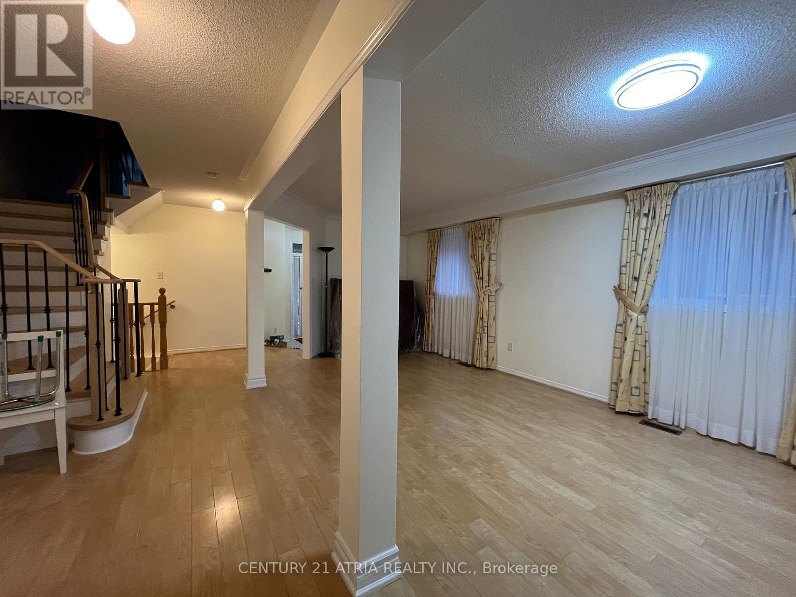 57 Rideau Drive, Richmond Hill, Ontario L4B 4P3 - Photo 3 - N12517732