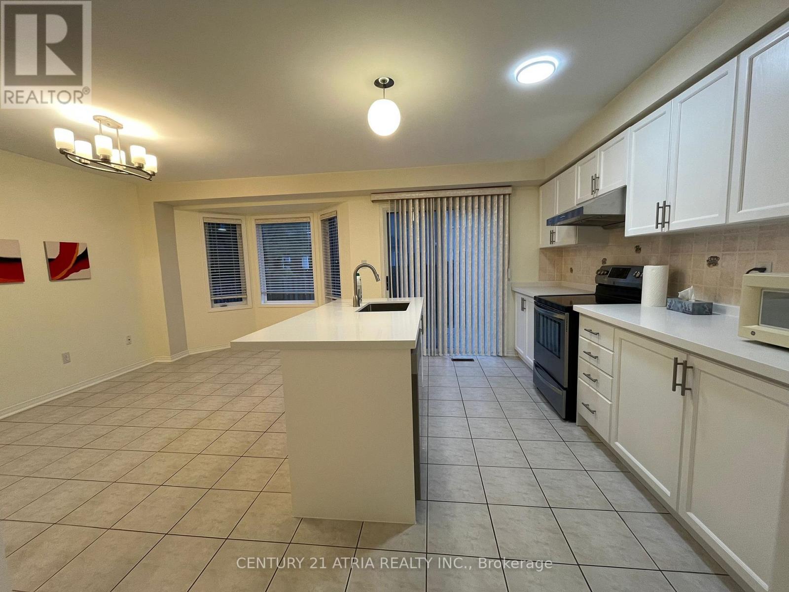 57 Rideau Drive, Richmond Hill, Ontario L4B 4P3 - Photo 5 - N12517732