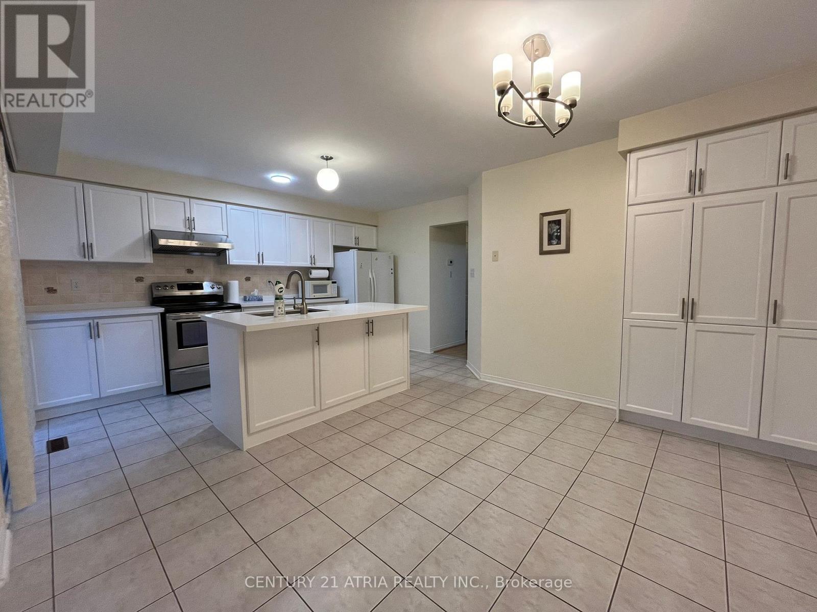 57 Rideau Drive, Richmond Hill, Ontario L4B 4P3 - Photo 6 - N12517732
