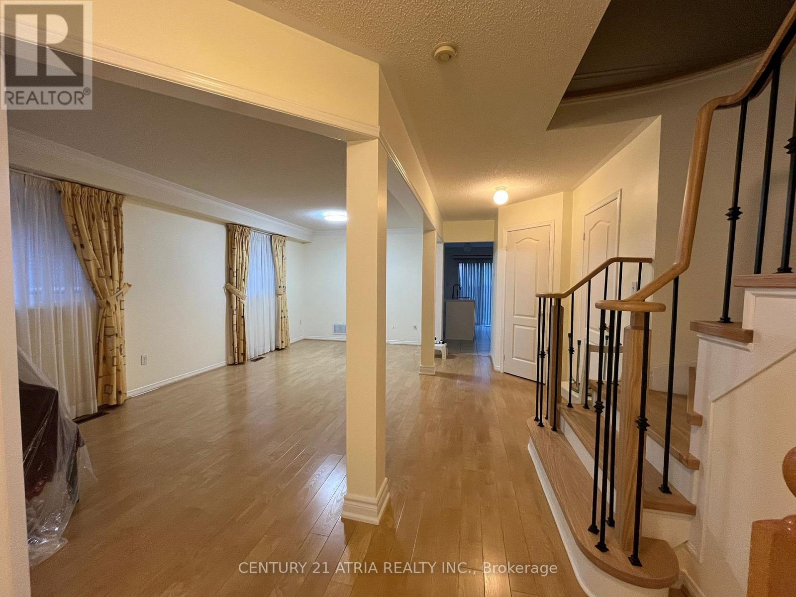 57 Rideau Drive, Richmond Hill, Ontario L4B 4P3 - Photo 4 - N12517732