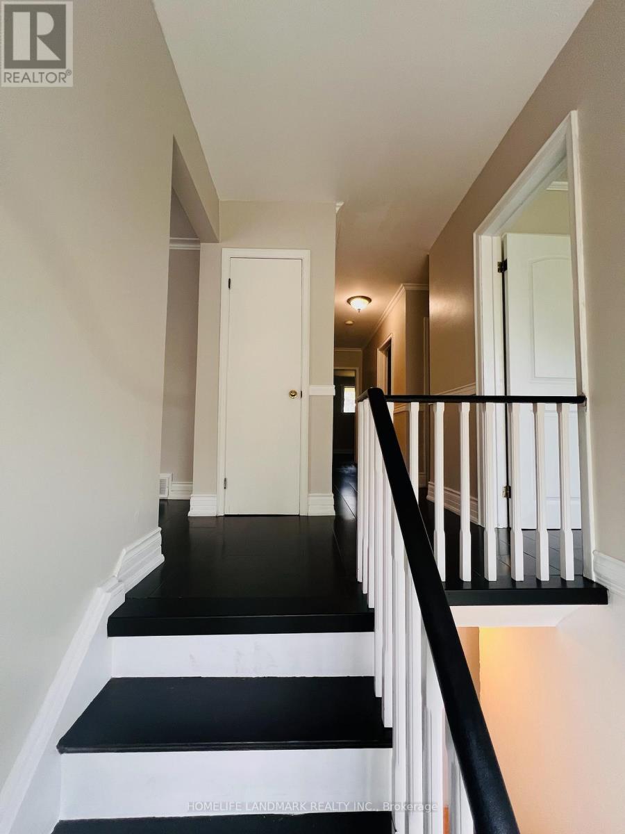 2749 Truscott Drive, Mississauga, Ontario  L5J 2B8 - Photo 2 - W12520008