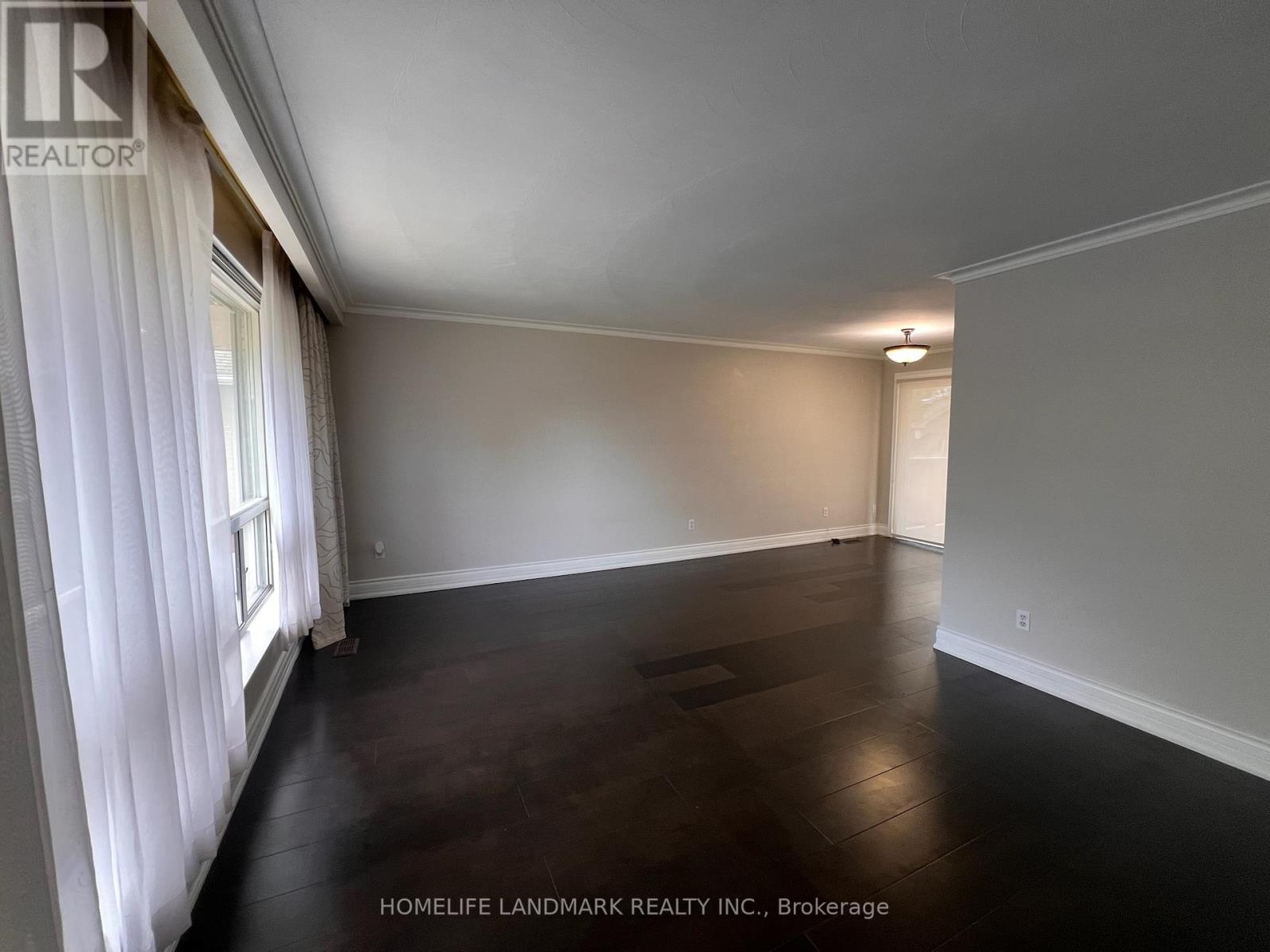 2749 Truscott Drive, Mississauga, Ontario  L5J 2B8 - Photo 3 - W12520008