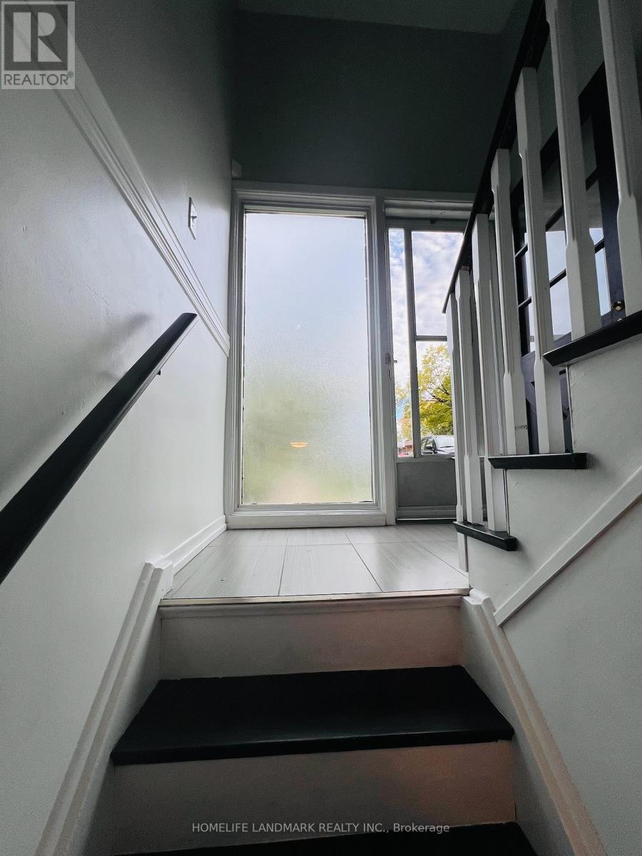 2749 Truscott Drive, Mississauga, Ontario  L5J 2B8 - Photo 2 - W12520056