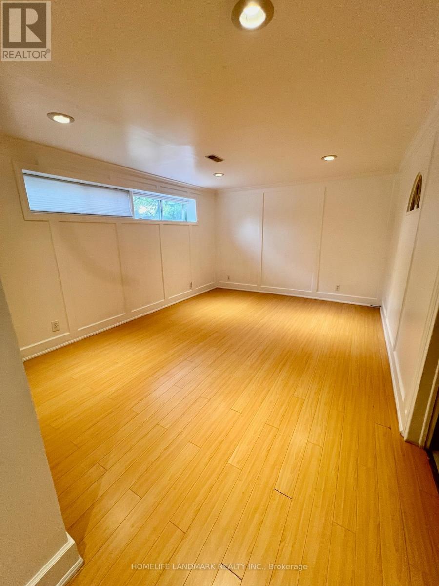 2749 Truscott Drive, Mississauga, Ontario  L5J 2B8 - Photo 4 - W12520056