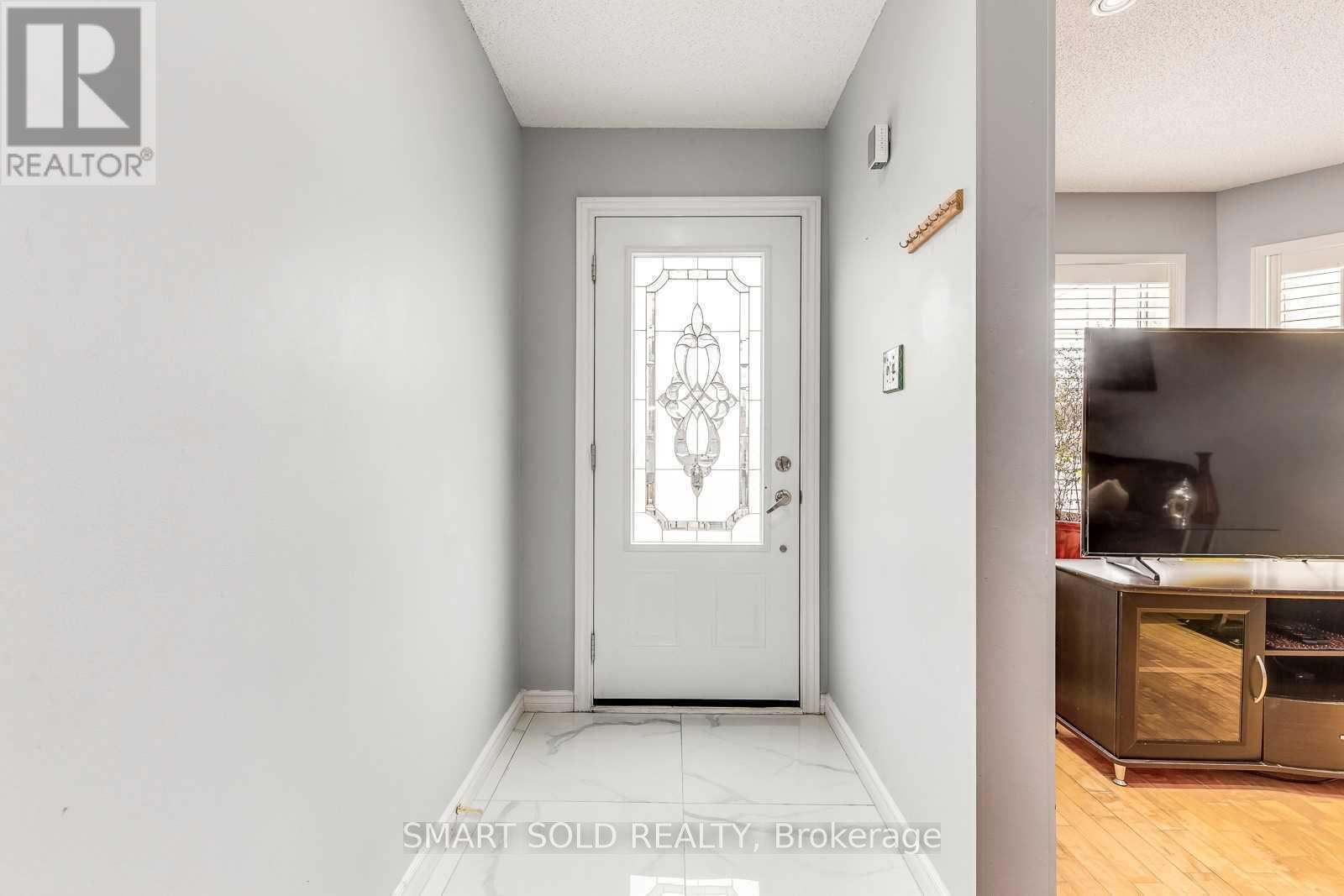 Upper - 36b Lambton Avenue, Toronto, Ontario M6N 2S1 - Photo 3 - W12500388