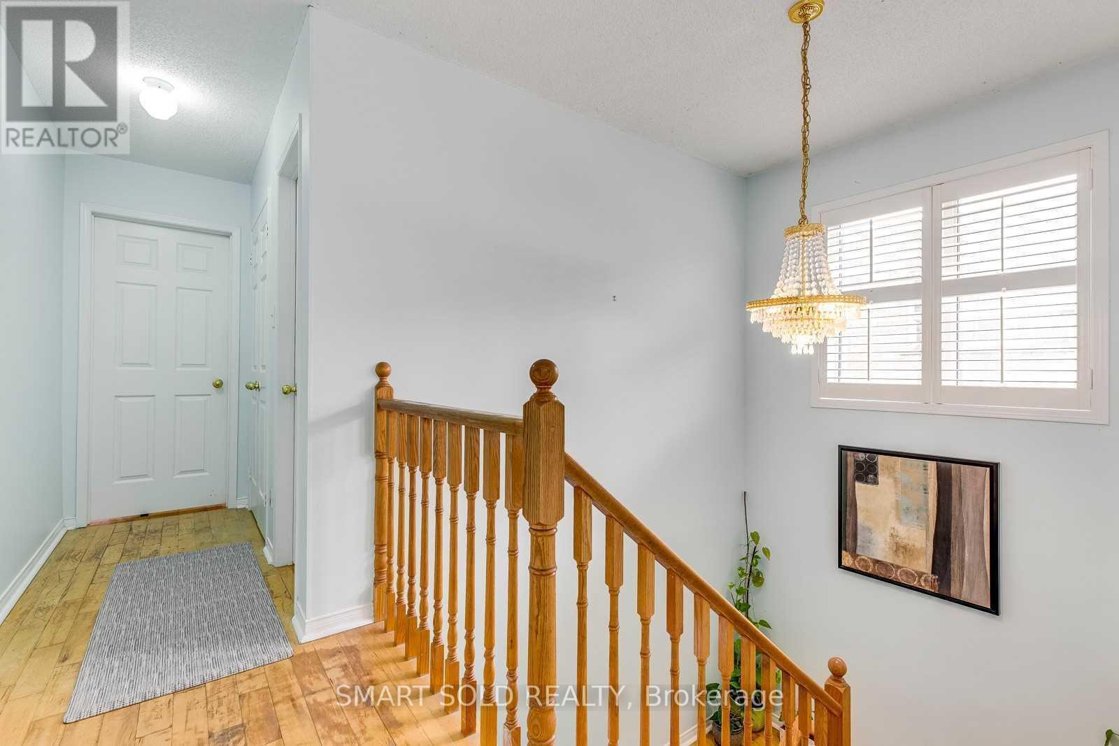 Upper - 36b Lambton Avenue, Toronto, Ontario M6N 2S1 - Photo 13 - W12500388