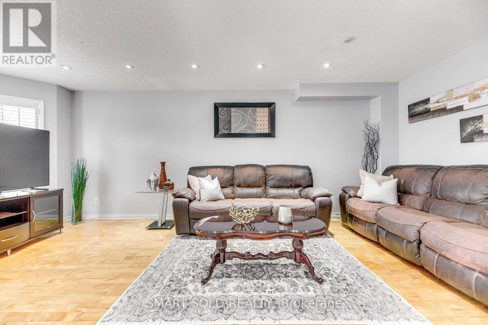 Upper - 36b Lambton Avenue, Toronto, Ontario M6N 2S1 - Photo 4 - W12500388