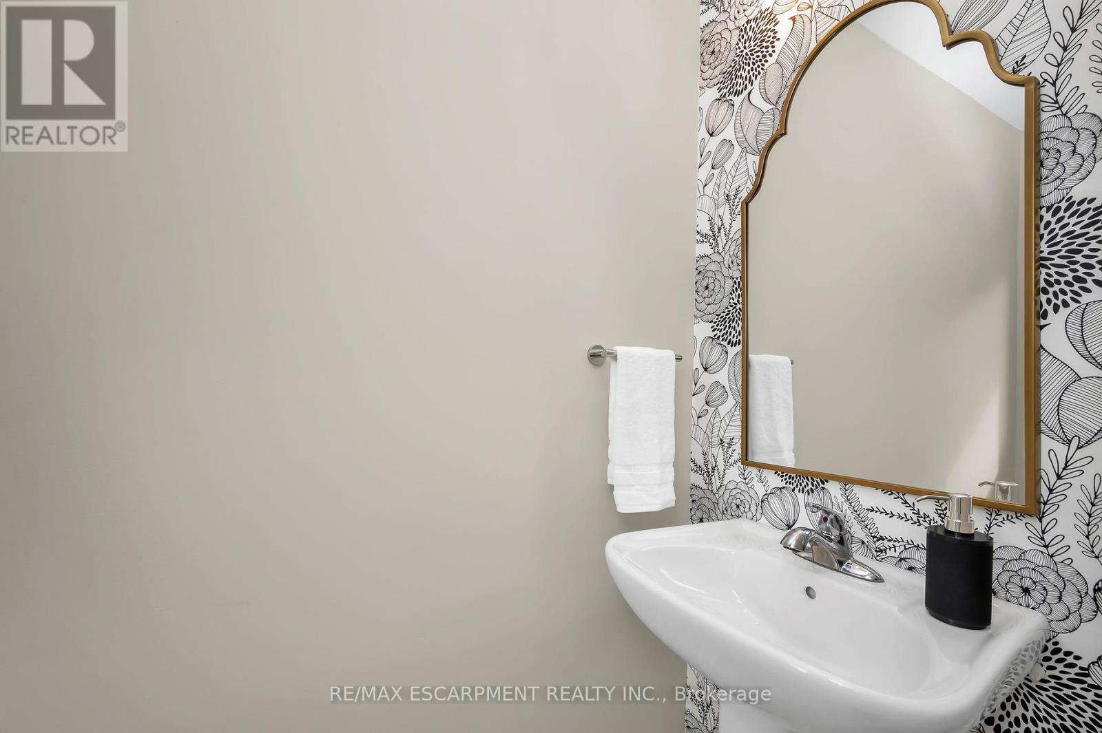 17 Arietta Lane, Hamilton, Ontario  L8E 0K7 - Photo 13 - X12488142