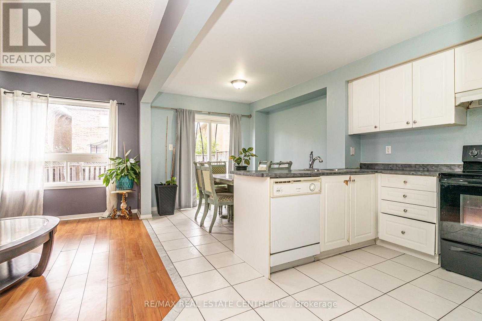 43 Trumpet Valley Boulevard, Brampton, Ontario  L7A 2Z8 - Photo 9 - W12481014