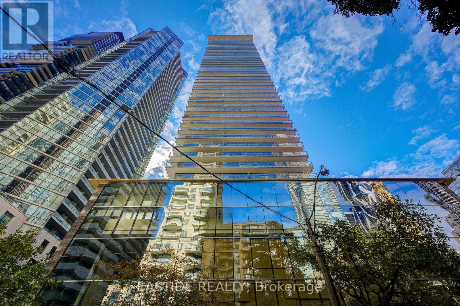 807 - 33 Charles Street E, Toronto, Ontario  M4Y 0A2 - Photo 2 - C12520150