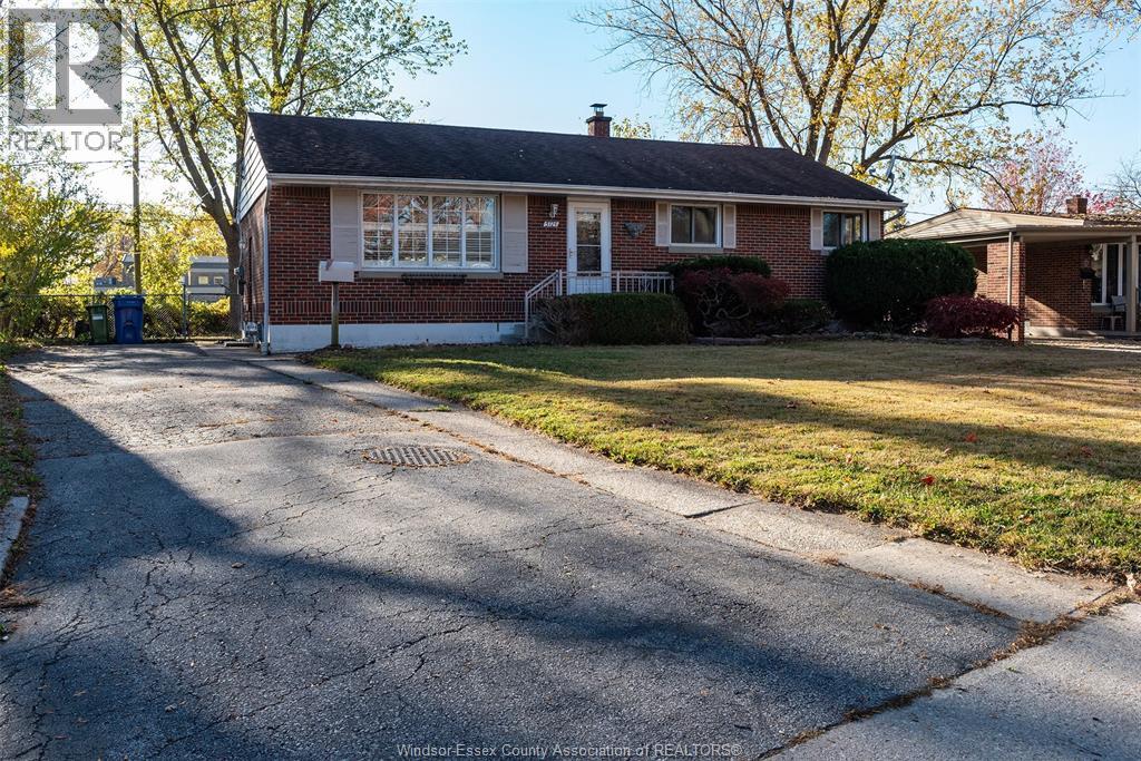 3725 Mckay Avenue, Windsor, Ontario N9E 2S3 - Photo 2 - 25027744