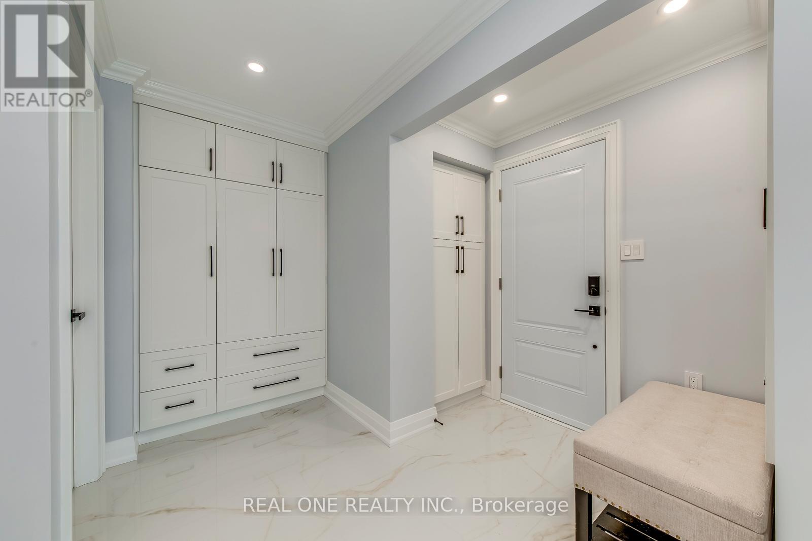 6150 Duford Drive, Mississauga, Ontario  L5V 1A6 - Photo 5 - W12520124