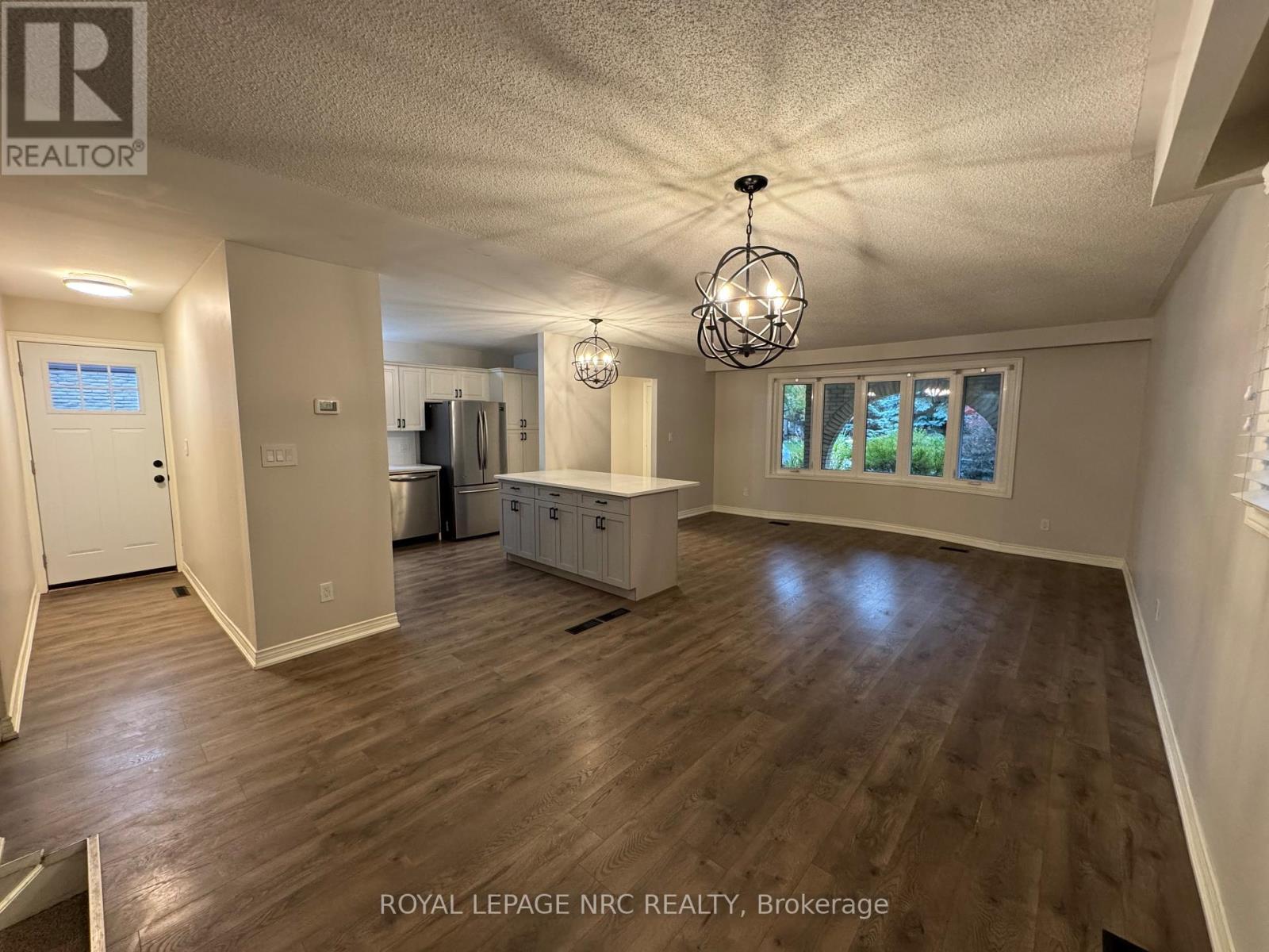 7 Blue Spruce Court, St. Catharines, Ontario L2N 4E6 - Photo 3 - X12519470