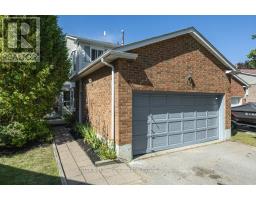 17 BARROW COURT, Whitby, Ontario
