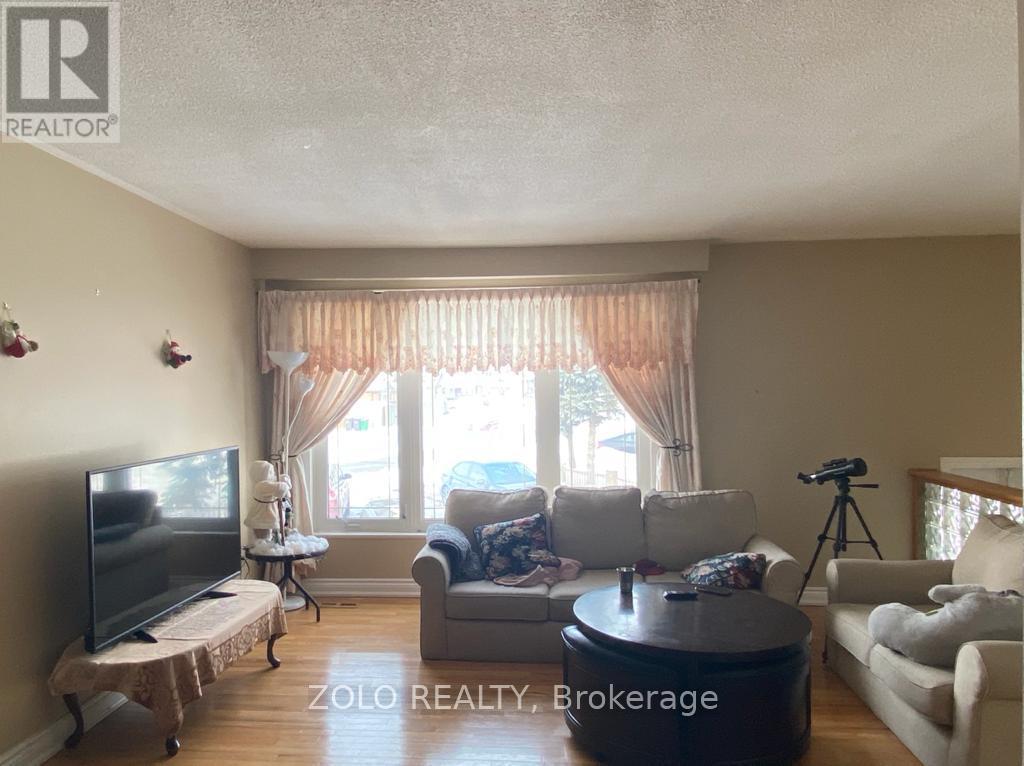 656 Abana Road, Mississauga, Ontario  L5A 1H4 - Photo 4 - W12520178