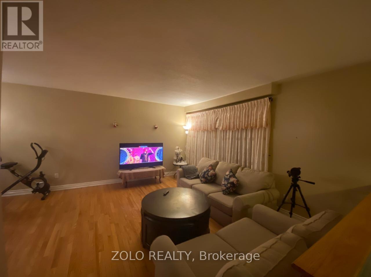 656 Abana Road, Mississauga, Ontario  L5A 1H4 - Photo 5 - W12520178