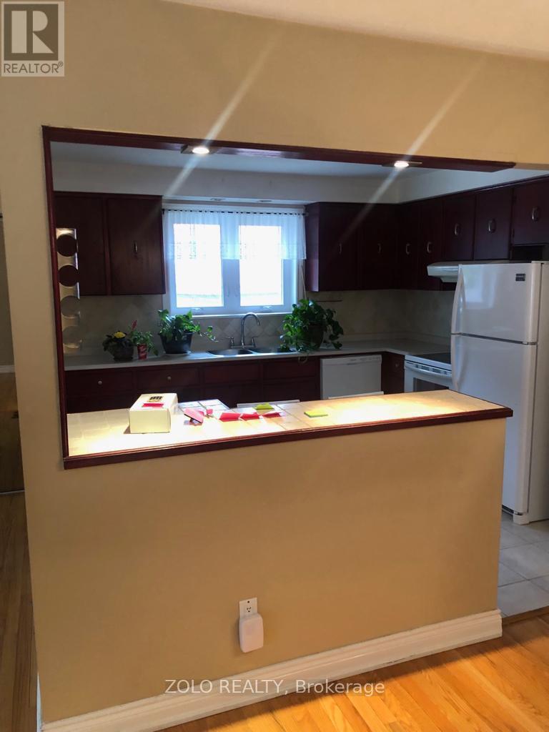 656 Abana Road, Mississauga, Ontario  L5A 1H4 - Photo 6 - W12520178