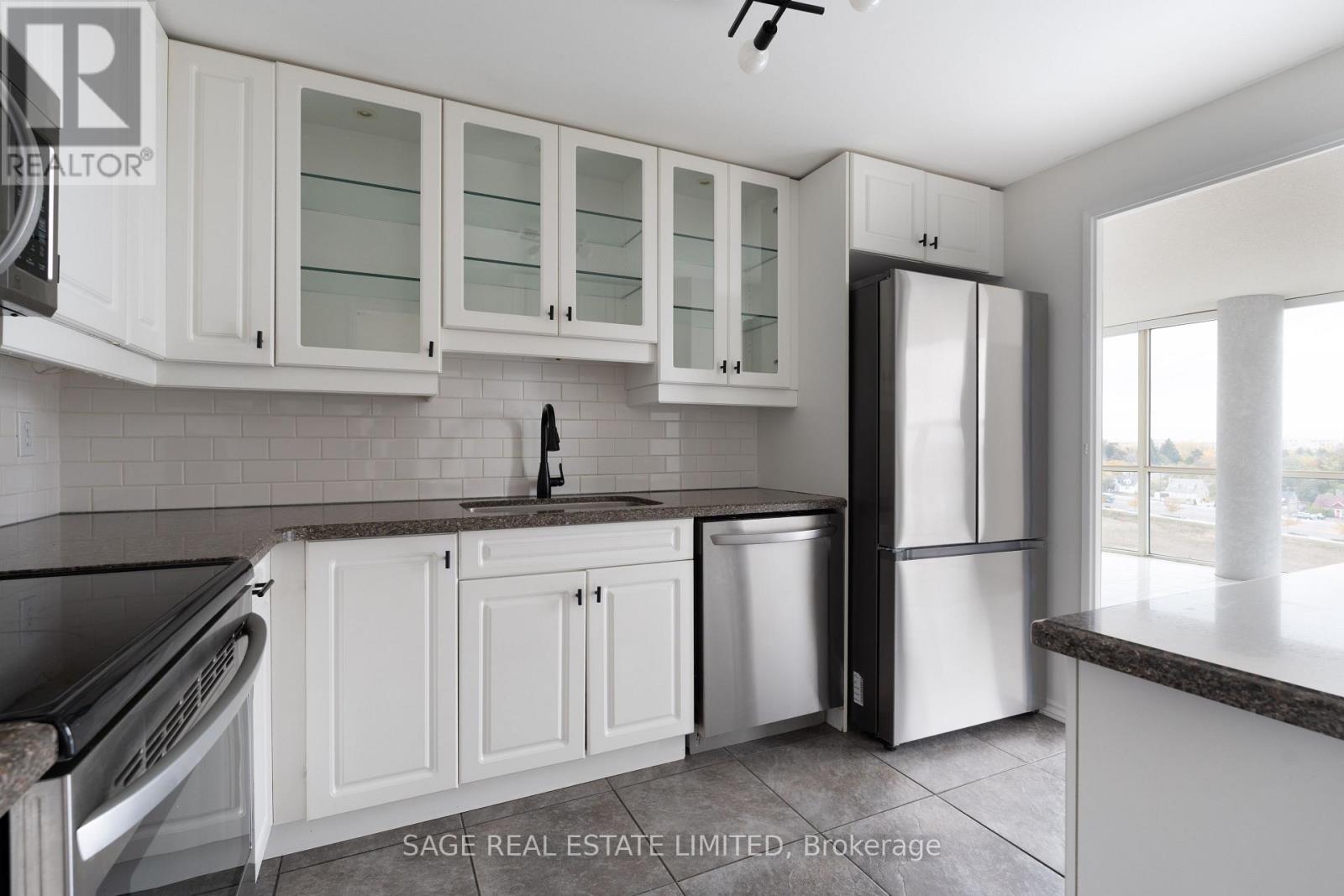 1002 - 30 Harding Boulevard, Richmond Hill, Ontario  L4C 9M3 - Photo 2 - N12474316