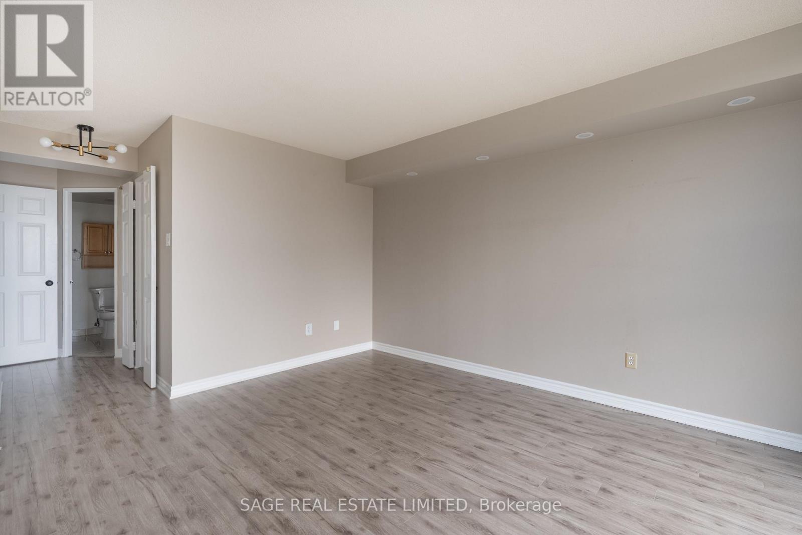 1002 - 30 Harding Boulevard, Richmond Hill, Ontario  L4C 9M3 - Photo 8 - N12474316