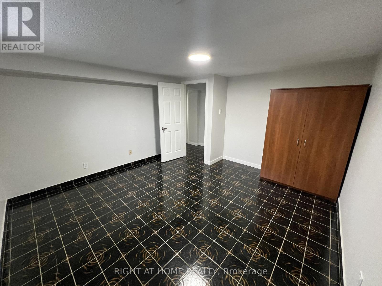 9 Dewlane Drive, Toronto, Ontario  M2R 2P7 - Photo 4 - C12520232