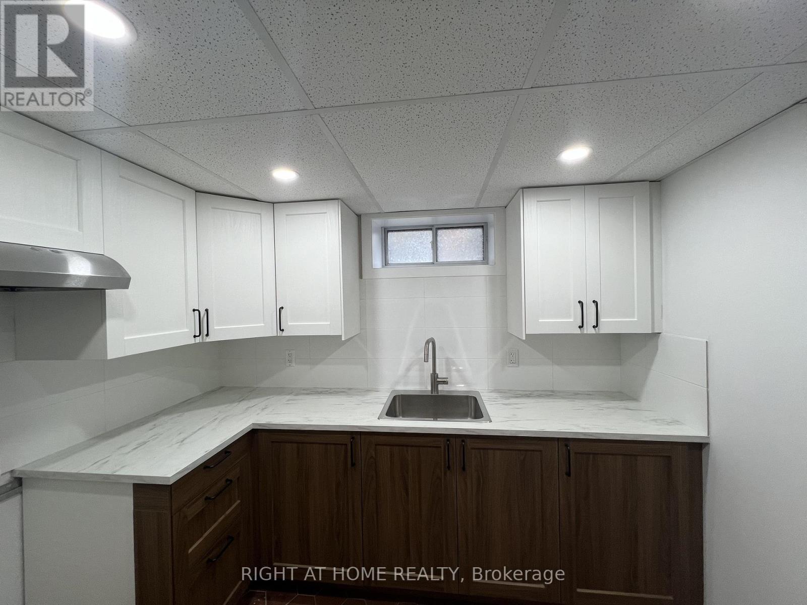 9 Dewlane Drive, Toronto, Ontario  M2R 2P7 - Photo 5 - C12520232