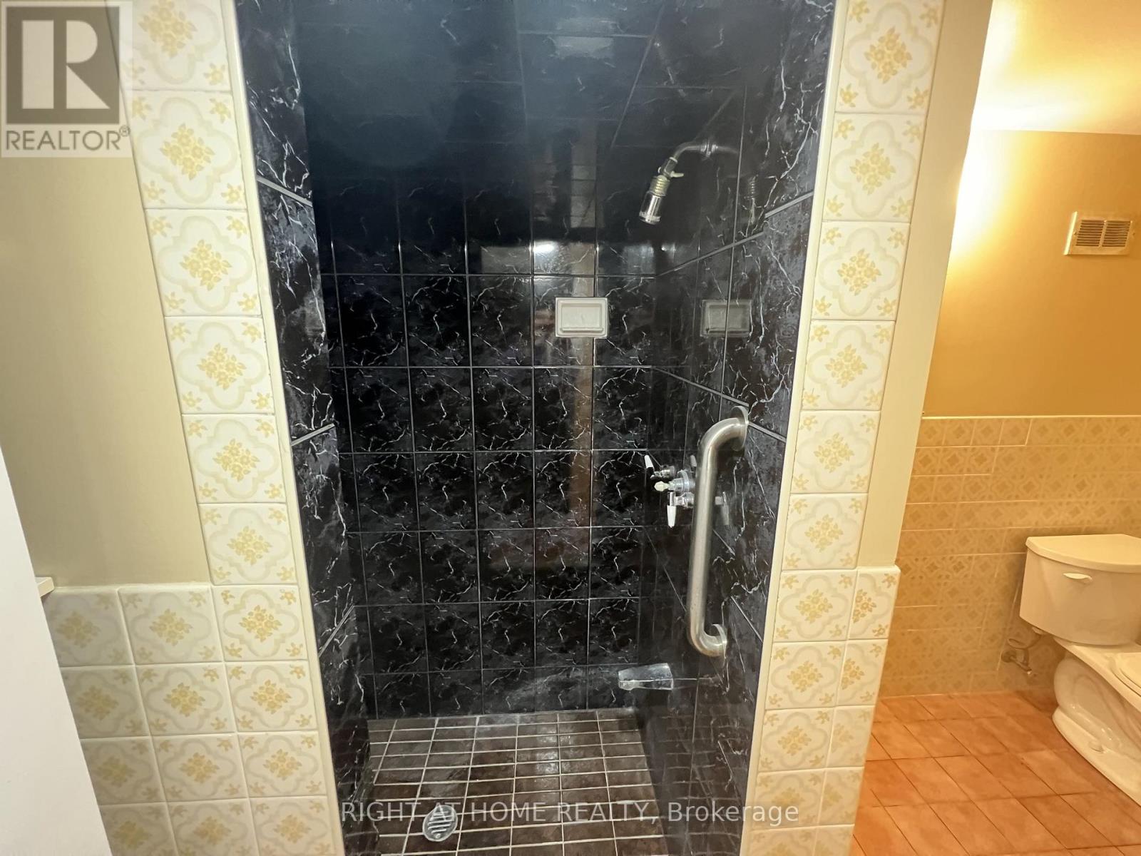 9 Dewlane Drive, Toronto, Ontario  M2R 2P7 - Photo 7 - C12520232