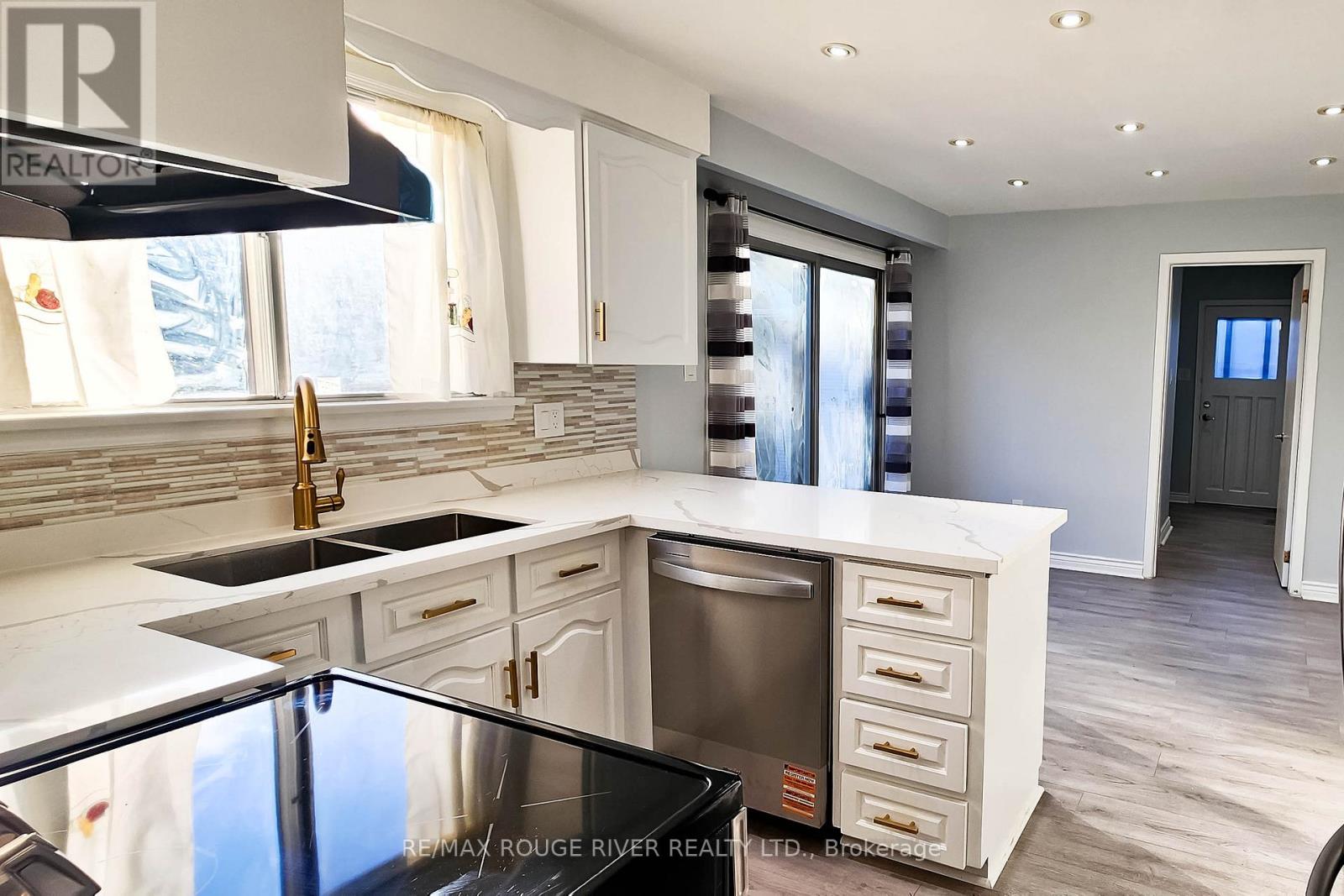 22 Annabelle Drive, Toronto, Ontario M9V 3B6 - Photo 10 - W12520242