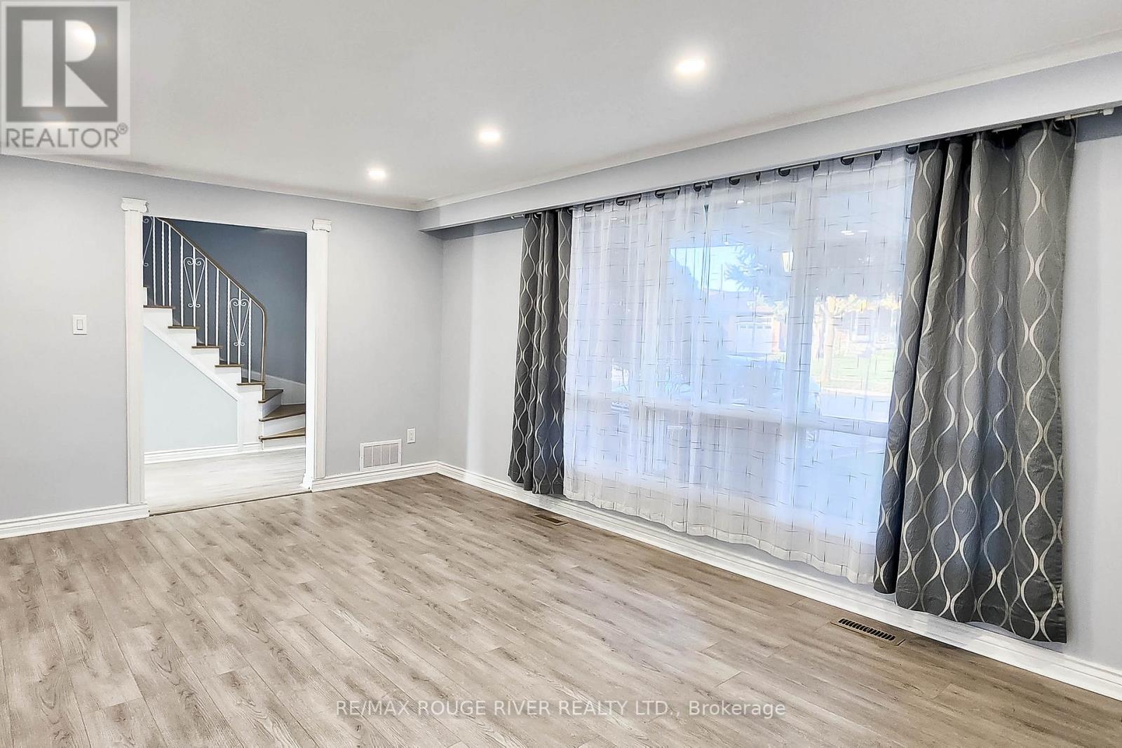 22 Annabelle Drive, Toronto, Ontario M9V 3B6 - Photo 2 - W12520242