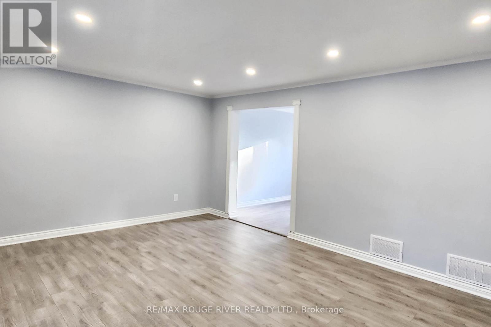 22 Annabelle Drive, Toronto, Ontario M9V 3B6 - Photo 5 - W12520242