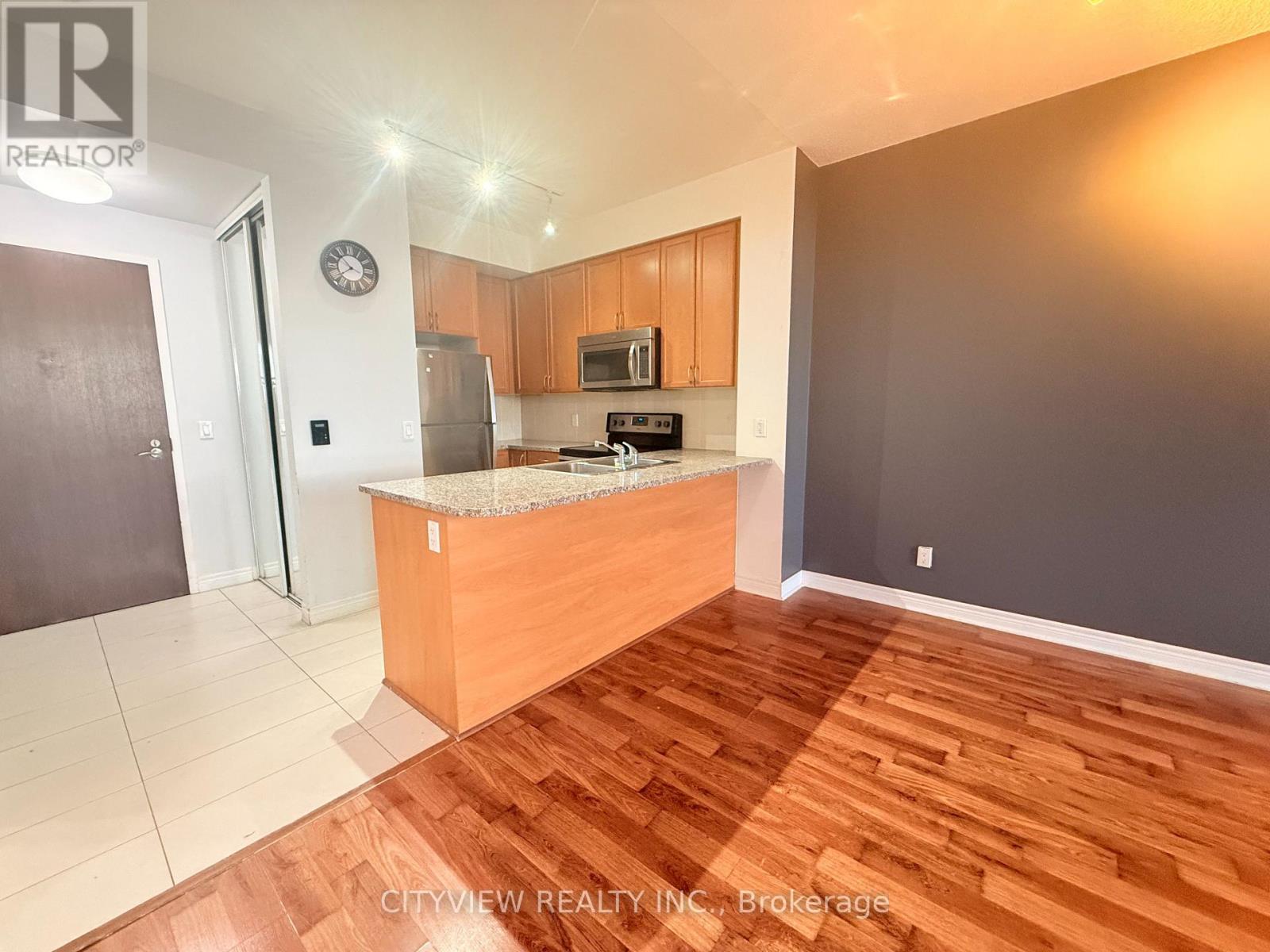 809 - 339 Rathburn Road W, Mississauga, Ontario  L5B 0C8 - Photo 5 - W12520248